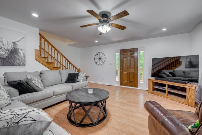 Foto del edificio - "Charming 2-Bedroom Furnished Retreat with Spacious Layout and 2.5 Baths in York, SC!"