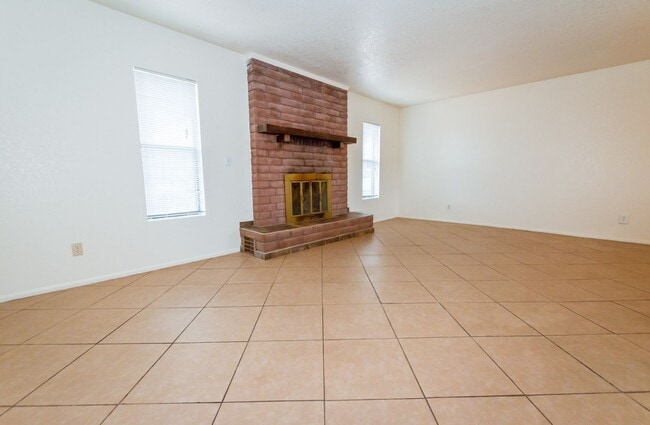 Foto del edificio - Charming Cul De Sac Home with Fireplace, Central A/C & Garage!