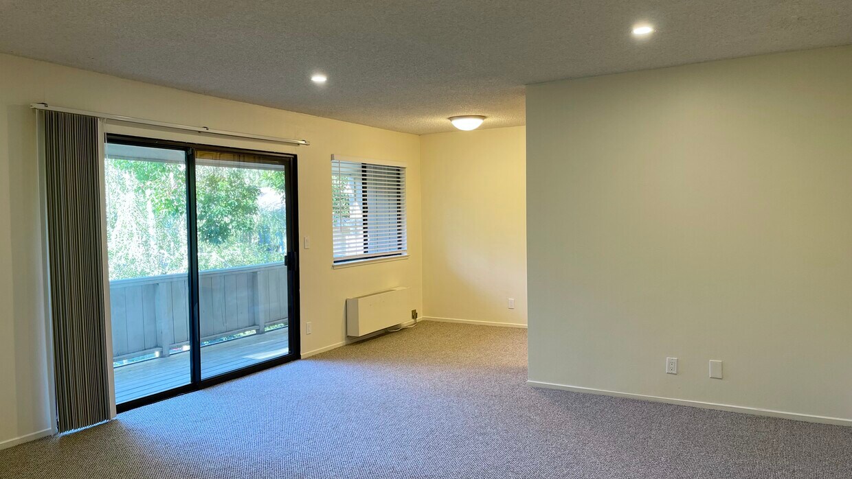 Main living area - 940 Kiely Blvd