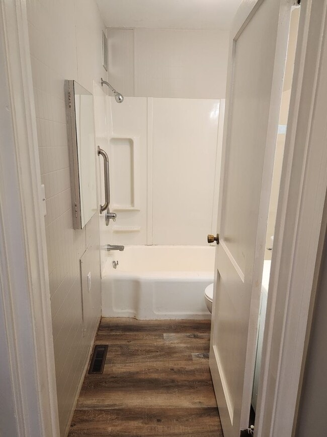 Building Photo - 4 bed 1 bath single family house.