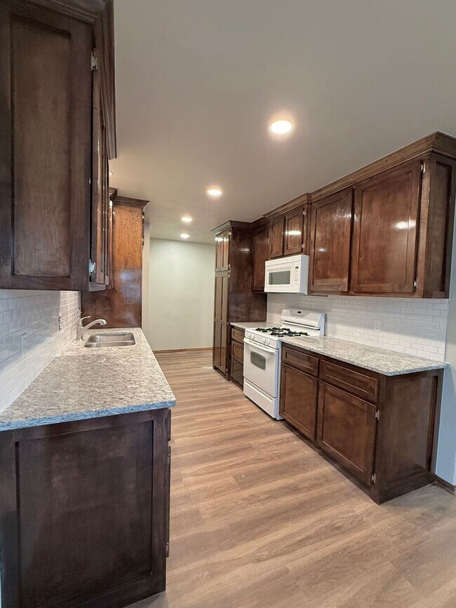 Building Photo - Complete new remodel 3-2-2 home off Broadw...