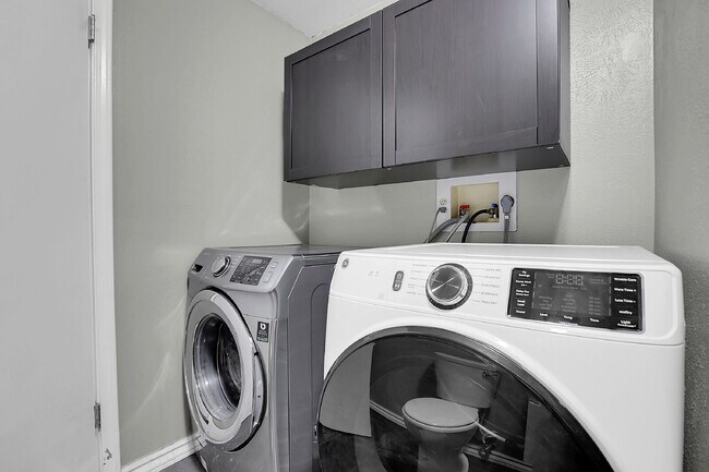 Foto del edificio - $2,720.95 - 4 bed, 2 bath, located in Aurora with attached Garage and In Unit Washer and Dryer!