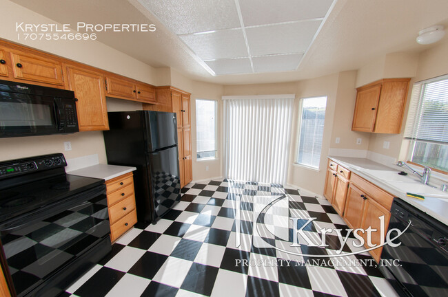 Building Photo - Gorgeous home in Glen Cove
