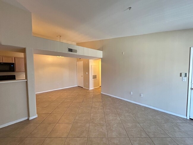 Building Photo - Gated 2 Bedroom 2 Bathroom condo!