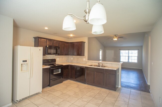 Foto del edificio - "Charming 4-Bedroom Home with 2 Full Baths...