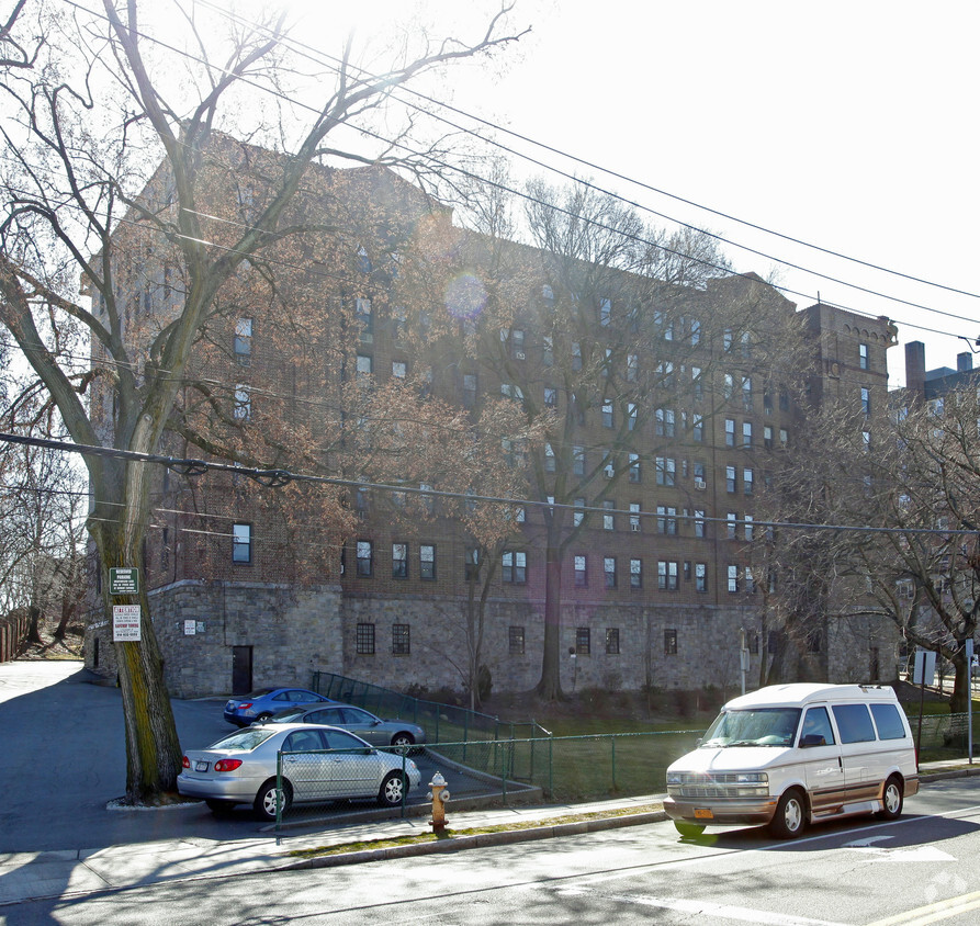 Building Photo - Oakhurst Gardens