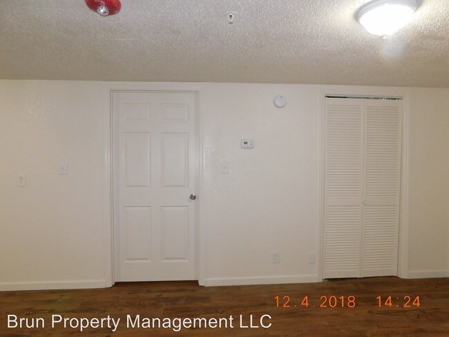 Building Photo - 502 E Red Bud Rd