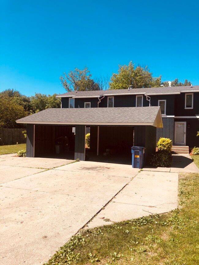 Building Photo - 3915 Camelot Dr SE