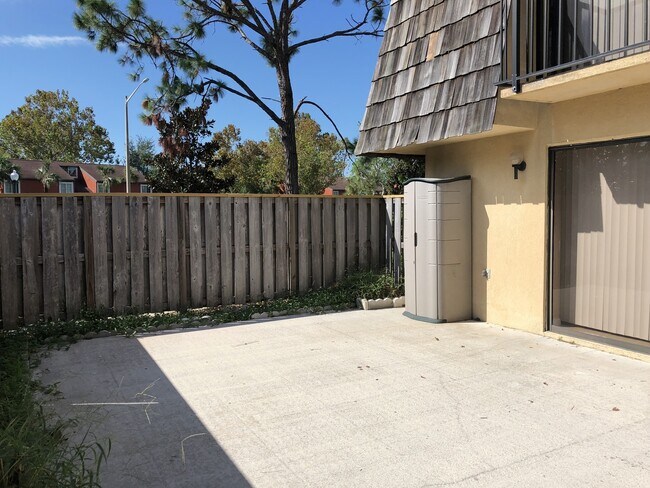 Building Photo - 2/2.5 Townhouse Renovated W/ Private Court...