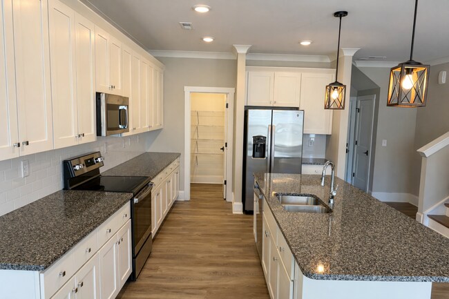 Foto del edificio - Brand New Townhome | 3 BR/2.5BA | 1-Car Garage | Near Downtown Mooresville