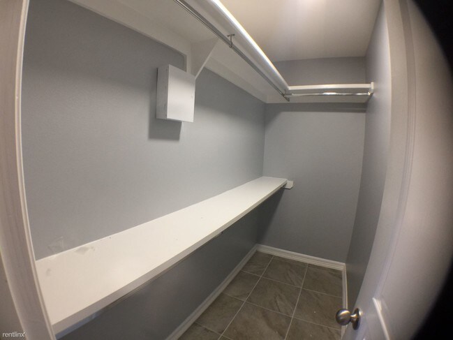 Foto del edificio - 3200 Hill Crest Dr