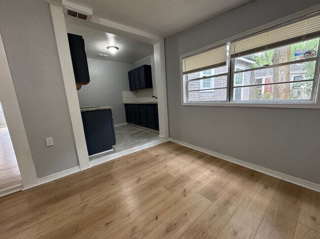 Foto del edificio - 8016 Lexington Dr