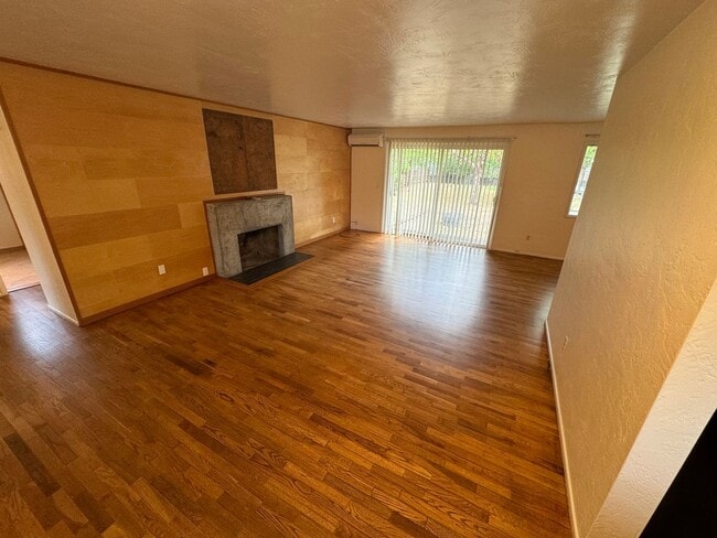 Building Photo - 3+ Bedroom House in Friendly Area