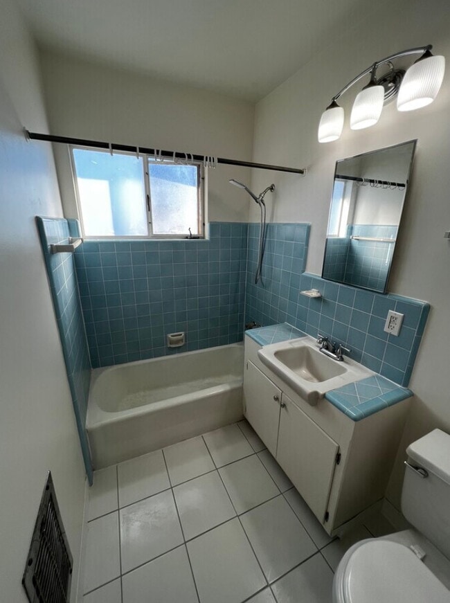 Building Photo - 3024-3034 Luna Drive