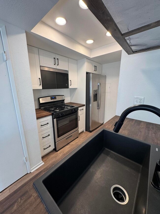 Building Photo - 72532 Edgehill Dr