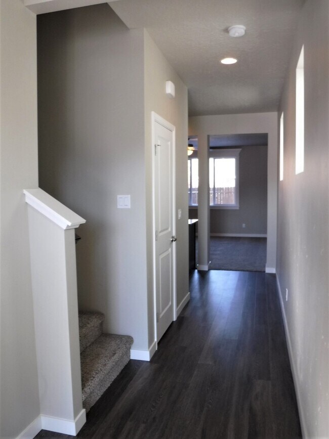 Foto del edificio - Beautiful and spacious 4 bed 2.5 bath home in Sovi Sub just off Eagle and Victory