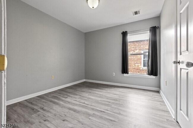 Building Photo - 54 Melrose Ave