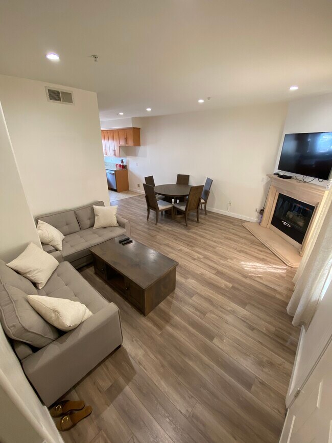 Foto del edificio - 7124 Woodman Ave