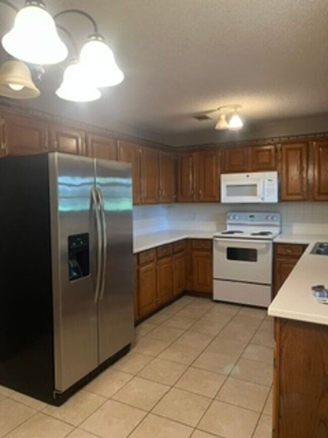 Foto del edificio - Nice Large One Level/Three Bedroom/Two Bath Home/Split Plan/Oversized 2 Car Side Entry Garage on ...