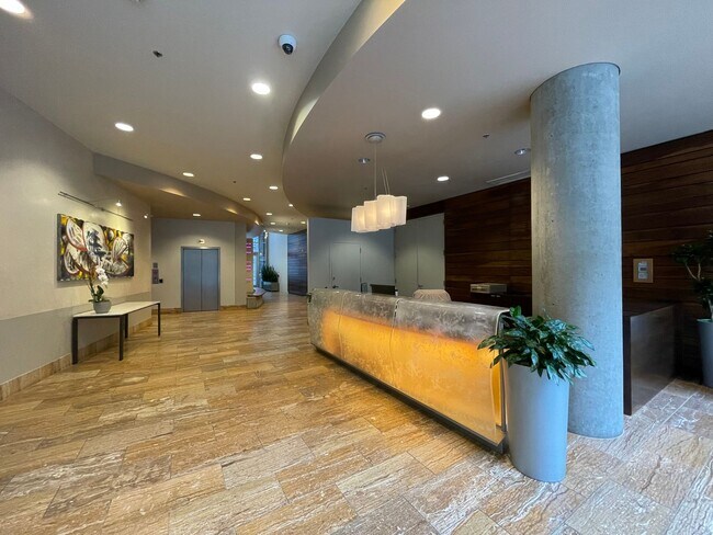 Foto del edificio - Perfectly Located, 2-Bedroom, 2-Bathroom C...
