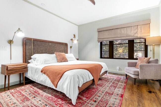 Interior Photo - The Commodore