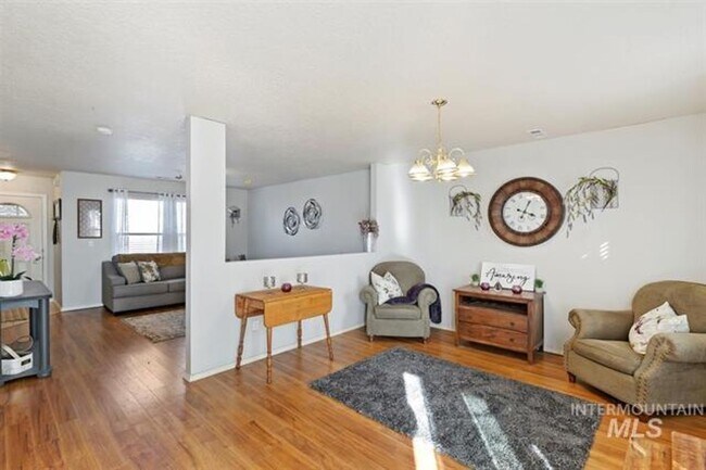 Foto del edificio - 3bed, 2.5bath, 2031sq.ft. home in South Nampa