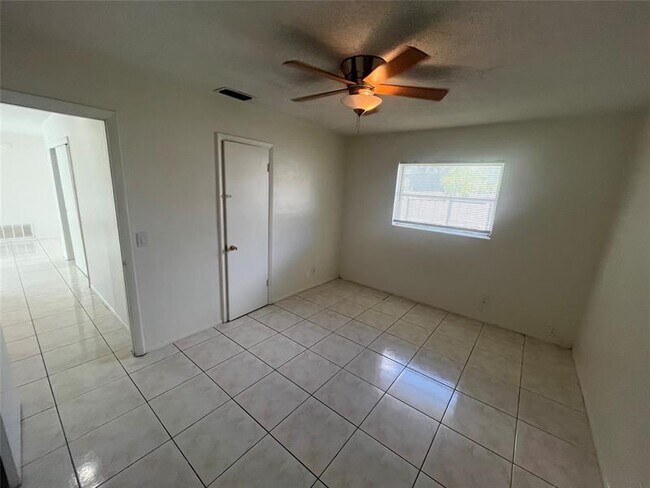 Foto del edificio - 574 NE 35th St