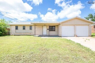 Building Photo - 4004 Hooper Dr
