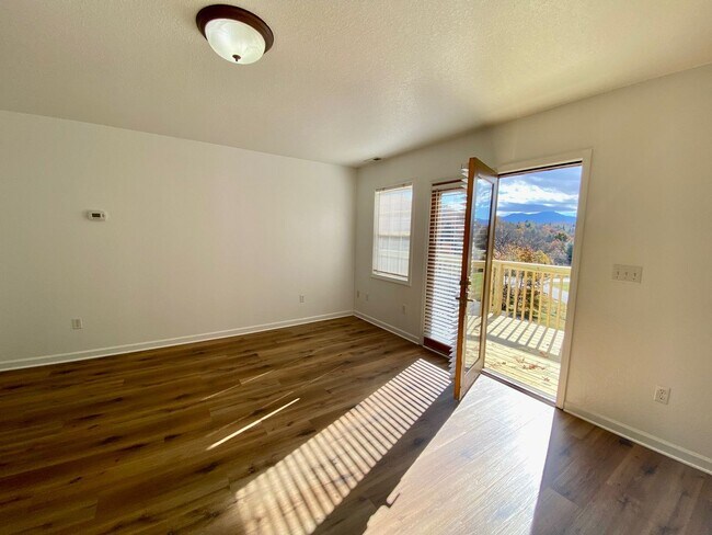 Foto del edificio - Candler - Two Bedroom updated apartment