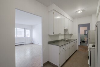 Building Photo - 809 Av. Bloomfield