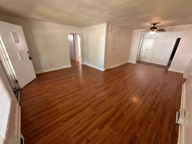 Foto del edificio - $1095- 3 bed 2 bath - Single Family Home w...