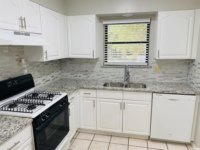 Building Photo - 90 S Wavy Oak Cir