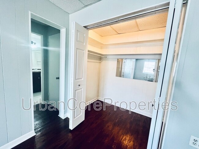 Building Photo - 216 5th Ave N