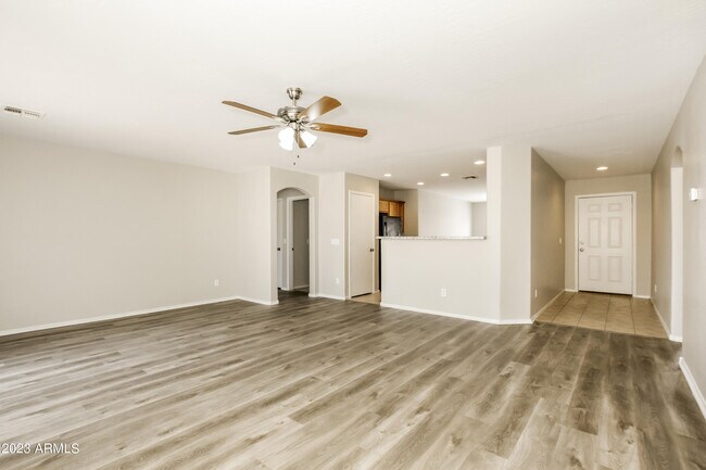 Building Photo - 2612 E Paradise Ln