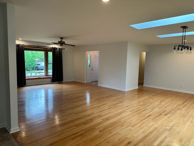 Building Photo - Spacious Ranch