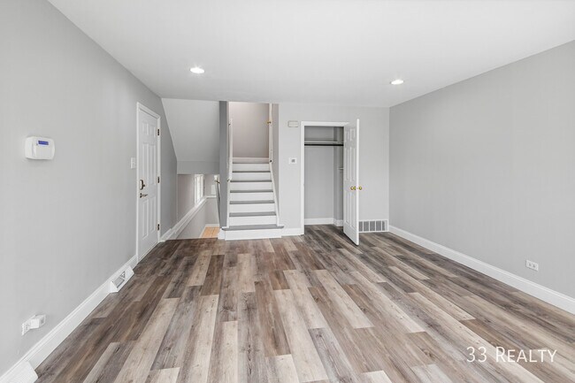 Building Photo - Newly renovated 2 bed/ 2 bath duplex; in-u...