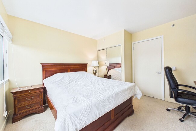 Foto del edificio - 2BR/2BA Corner Condo w/ Parking | Post International – Lower Pacific Heights