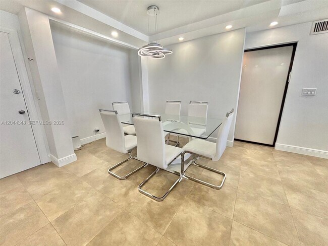 Building Photo - 2030 S Ocean Dr