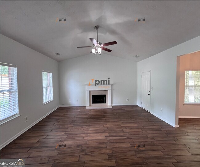 Foto del edificio - 224 Autumn Ridge Dr