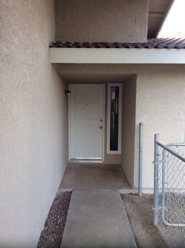 Foto del edificio - STOP BY, PEEK THROUGH THE WINDOWS AND EXPLORE THE AREA!