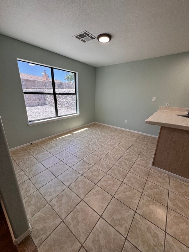 Building Photo - Welcome to your new home sweet home in the charming Los Colinas area!