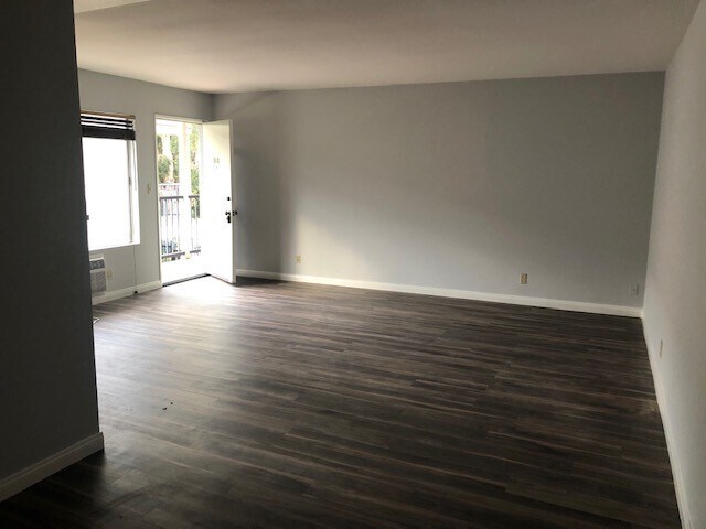 Living room area - 1618 Grismer Ave