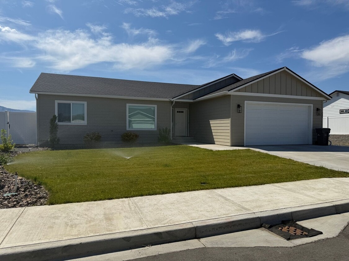 Primary Photo - New Development Area in East Wenatchee, 3 ...