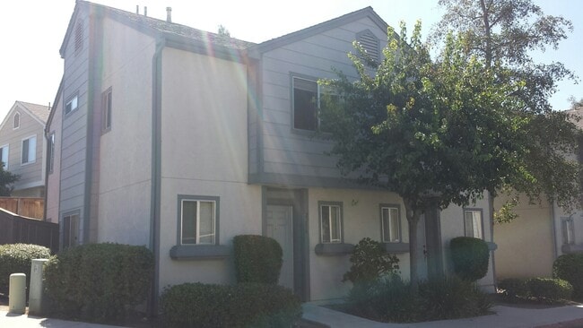 Building Photo - 2 Bedroom - 2.5 Bathroom Condo in gated co...