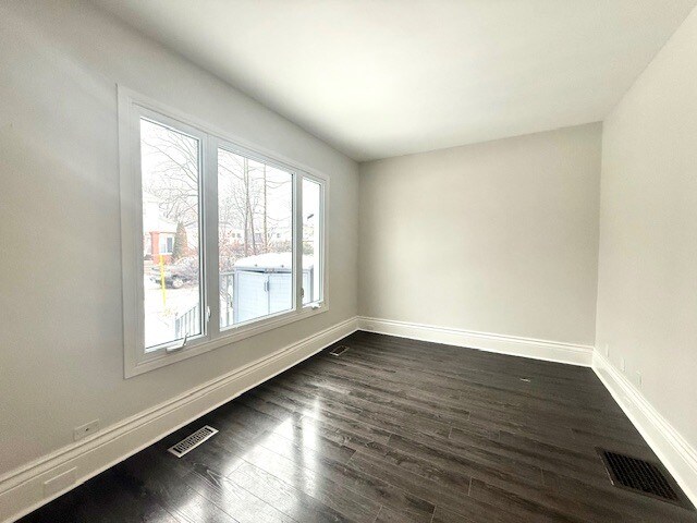 Photo du bâtiment - Spacious 3 Bedroom Home with Fenced Yard & Parking | Available Now