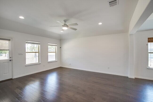 Building Photo - 105 Meadow Wood Cv