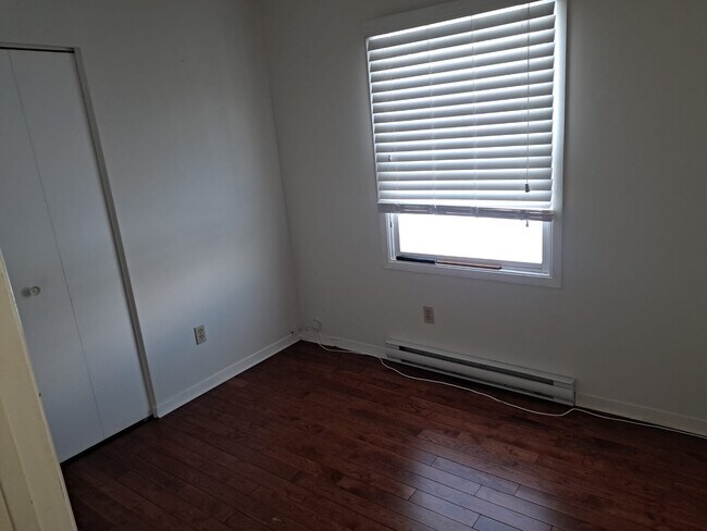 Photo du bâtiment - 64 Kipling Dr