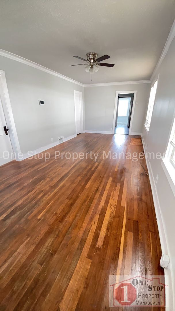 Building Photo - 2 Bedroom 1 Bathroom home in Kansas City!