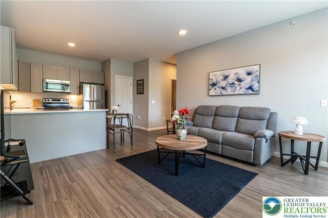 Building Photo - 948 N Front St