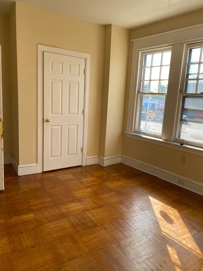 Foto del edificio - 4624 Woodland Ave